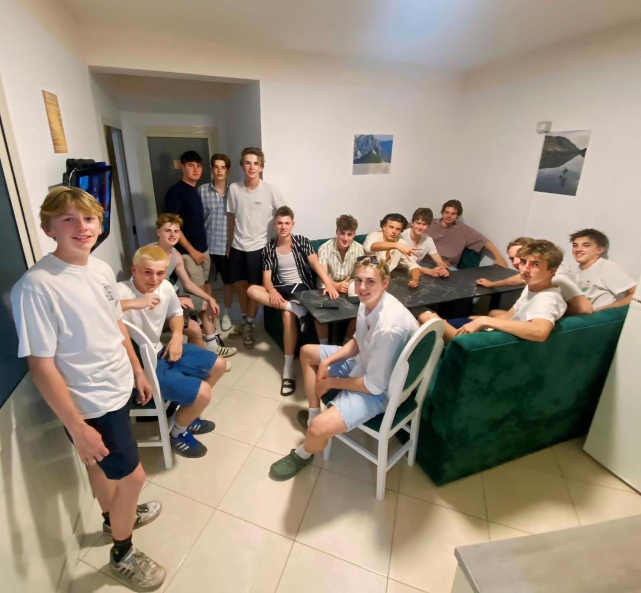 Golden Sleep Hostel Шкодер Экстерьер фото